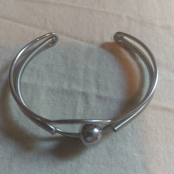 🛍5 for $25🛍Silvertone cuff style bracelet - Picture 4 of 6